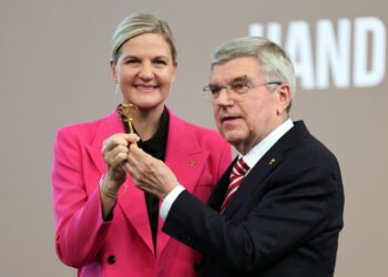 Η Κόβεντρι παρέλαβε το χρυσό κλειδί ως νέα πρόεδρος της ΔΟΕ