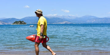 Ναυαγοσώστης έσωσε 5χρονο που κινδύνευσε να πνιγεί στην Πλαζ
