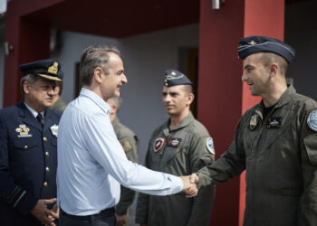 In the 111th Fighter Wing where Mitsotakis served – The talks with the pilots and the invitation for a fighter flight