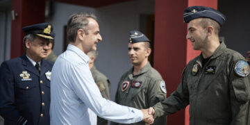 In the 111th Fighter Wing where Mitsotakis served – The talks with the pilots and the invitation for a fighter flight