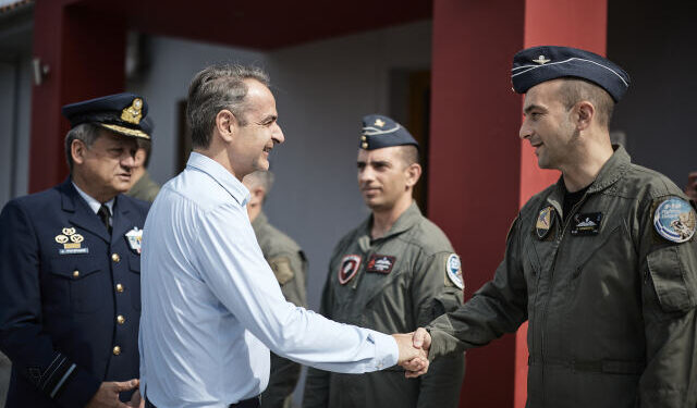 In the 111th Fighter Wing where Mitsotakis served – The talks with the pilots and the invitation for a fighter flight