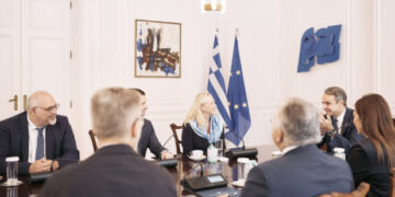 Συνάντηση Μητσοτάκη με την πρόεδρο του Yale και τον πρύτανη του ΕΚΠΑ