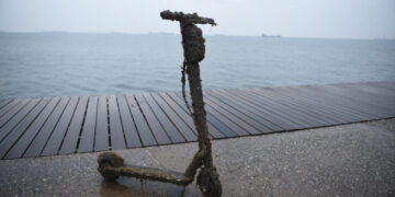 Θεσσαλονίκη: Δύτες «ψάρεψαν» πατίνια, λάστιχα και μηχανές από τον βυθό του Θερμαϊκού