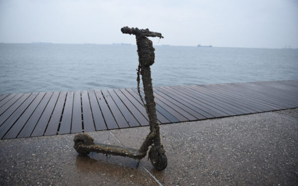 Θεσσαλονίκη: Δύτες «ψάρεψαν» πατίνια, λάστιχα και μηχανές από τον βυθό του Θερμαϊκού