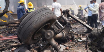 Αεροπορική τραγωδία στην Ινδία: Το τελευταίο μήνυμα του πιλότου και οι συγκλονιστικές μαρτυρίες για την συντριβή