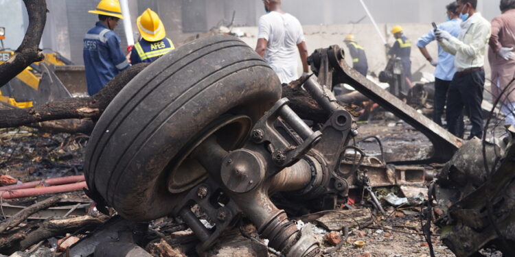 Αεροπορική τραγωδία στην Ινδία: Το τελευταίο μήνυμα του πιλότου και οι συγκλονιστικές μαρτυρίες για την συντριβή