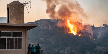 Φωτιά στη Χίο: «Το νησί μας έχει μαυρίσει και μετρά τις πληγές του»