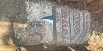 Έκαναν υπόγεια έργα και ανακάλυψαν τυχαία ένα εντυπωσιακό αρχαίο μωσαϊκό κάτω από μία λεωφόρο