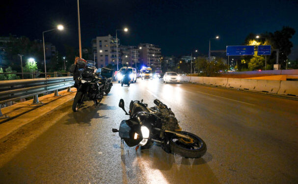 Θανατηφόρο τροχαίο στην Λ. Ποσειδώνος: «Χτύπησαν άλλη μηχανή, διέφυγαν με μεγάλη ταχύτητα και τελικά σκοτώθηκαν» – Συγκλονίζει η μαρτυρία δημοσιογράφου που βρέθηκε στο σημείο