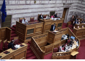 Βουλή: Το πρόβλημα στο μικρόφωνο και η αντίδραση του Νάσου Ηλιόπουλου