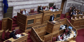 Βουλή: Το πρόβλημα στο μικρόφωνο και η αντίδραση του Νάσου Ηλιόπουλου