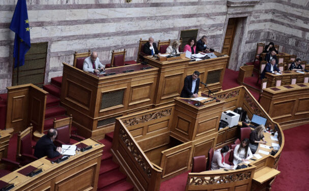 Βουλή: Το πρόβλημα στο μικρόφωνο και η αντίδραση του Νάσου Ηλιόπουλου