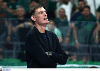 Επιτέθηκε φραστικά στους θεατές με υβριστικές εκφράσεις