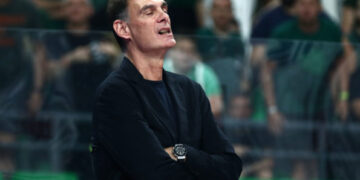 Επιτέθηκε φραστικά στους θεατές με υβριστικές εκφράσεις