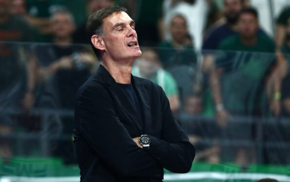 Επιτέθηκε φραστικά στους θεατές με υβριστικές εκφράσεις