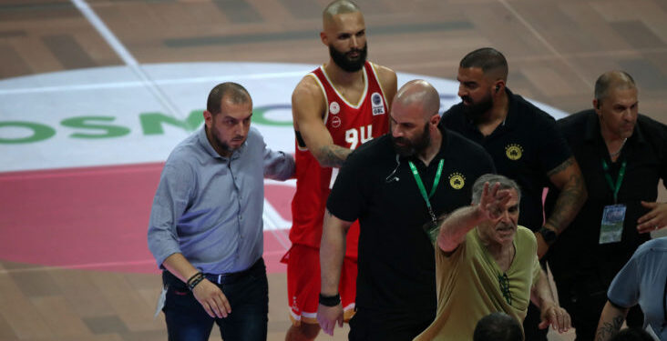 Έκανε ανάρτηση με τη χειρονομία του Εβάν Φουρνιέ και προανήγγειλε ότι θα κινηθεί νομικά εναντίον του