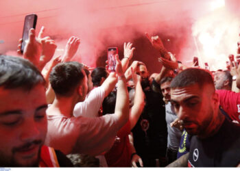 Ολυμπιακός: «Πάρτι» στο ΣΕΦ με τους οπαδούς να αποθεώνουν τους παίκτες για το «διπλό» επί του Παναθηναϊκού