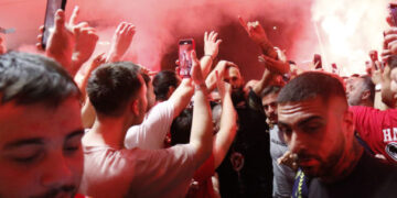 Ολυμπιακός: «Πάρτι» στο ΣΕΦ με τους οπαδούς να αποθεώνουν τους παίκτες για το «διπλό» επί του Παναθηναϊκού