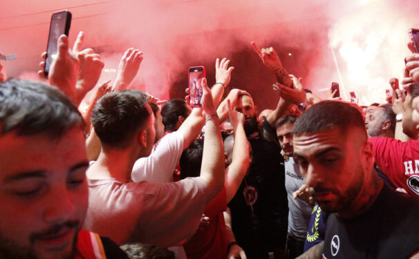 Ολυμπιακός: «Πάρτι» στο ΣΕΦ με τους οπαδούς να αποθεώνουν τους παίκτες για το «διπλό» επί του Παναθηναϊκού