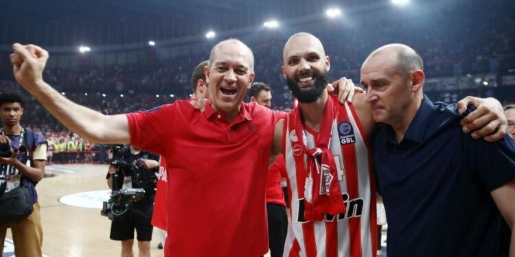 Η ομιλία των προέδρων της ΚΑΕ Ολυμπιακός στα αποδυτήρια