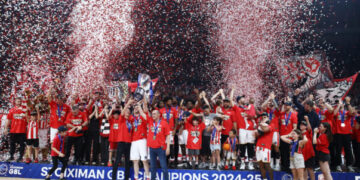 Ολυμπιακός: Αποθέωση για Μπαρτζώκα και Αγγελόπουλου στο πάρκινγκ του ΣΕΦ – «Να ‘τοι, να ‘τοι οι πρωταθλητές»