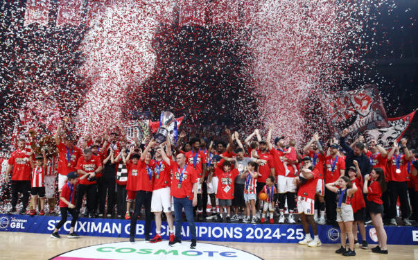 Ολυμπιακός: Αποθέωση για Μπαρτζώκα και Αγγελόπουλου στο πάρκινγκ του ΣΕΦ – «Να ‘τοι, να ‘τοι οι πρωταθλητές»