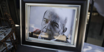 Συγκίνηση στο τελευταίο «αντίο» στον μεγάλο θεατράνθρωπο