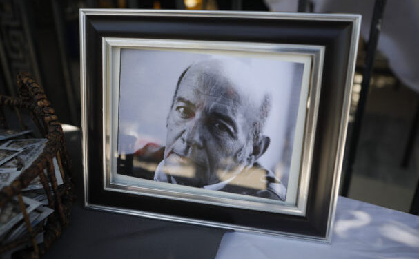 Συγκίνηση στο τελευταίο «αντίο» στον μεγάλο θεατράνθρωπο