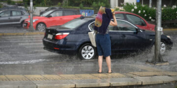 Κακοκαιρία: Ισχυρές βροχές στα νότια προάστια της Αττικής