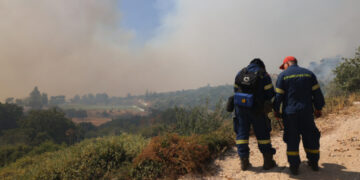 Φωτιά στη Χίο: «Μάχη» με τα 8 μποφόρ δίνουν οι πυροσβεστικές δυνάμεις