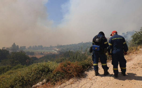 Φωτιά στη Χίο: «Μάχη» με τα 8 μποφόρ δίνουν οι πυροσβεστικές δυνάμεις