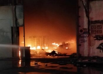 Αθήνα: Μεγάλες υλικές ζημιές προκάλεσε η φωτιά που ξέσπασε σε αποθήκη επιχείρησης με υπολογιστές στον Κολωνό