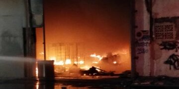 Αθήνα: Μεγάλες υλικές ζημιές προκάλεσε η φωτιά που ξέσπασε σε αποθήκη επιχείρησης με υπολογιστές στον Κολωνό