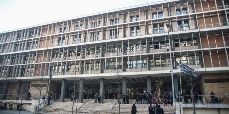 Προφυλακιστέος εκπαιδευτής ιππασίας για γενετήσιες πράξεις σε ανήλικες μαθήτριές του