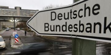 Bundesbank: Κίνδυνος πετρελαϊκού σοκ, η ΕΚΤ να μην χαλαρώσει την πολιτική