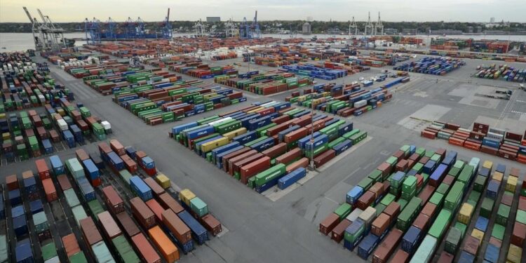 Μείωση 6,9% στο έλλειμμα του εμπορικού ισοζυγίου τον Απρίλιο