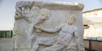 Εκπληκτική ανακάλυψη από τους αρχαιολόγους: Βρήκαν μαρμάρινη σαρκοφάγο με σκηνές από την ελληνική μυθολογία