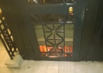 Η εσωτερική πόρτα θαλάμου είναι όπως η ζώνη ασφαλείας στα αυτοκίνητα