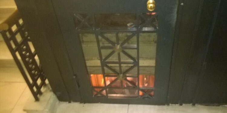 Η εσωτερική πόρτα θαλάμου είναι όπως η ζώνη ασφαλείας στα αυτοκίνητα