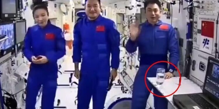 Βίντεο με ένα ποτήρι νερό στον κινεζικό διαστημικό σταθμό πυροδότησε «καταιγίδα» θεωριών συνωμοσίας