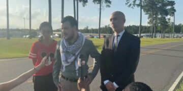 Ελεύθερος αφέθηκε μετά από τρεις μήνες κράτησης ο φιλοπαλαιστίνιος ακτιβιστής Μαχμούντ Χαλίλ