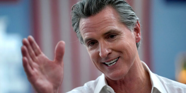 Επίθεση Γκάβιν Νιούσομ σε Ντόναλντ Τραμπ: Διεστραμμένη φαντασίωση δικτατορικού προέδρου