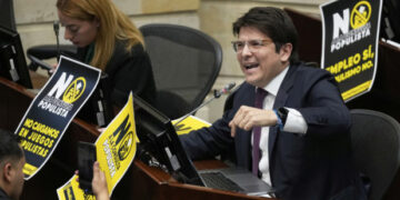 Ο υποψήφιος για την προεδρία Μιγκέλ Ουρίμπε πυροβολήθηκε στη Μπογοτά – Κρίσιμη η κατάστασή του