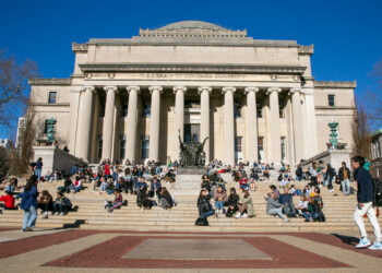 O Ντόναλντ Τραμπ απειλεί να αφαιρέσει τη διαπίστευση του πανεπιστημίου Κολούμπια