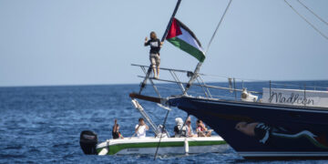 Μπλόκο του Ισραήλ στο πλοίο Madleen: «Γυρίστε πίσω, δεν θα φθάσετε στη Γάζα» λέει ο υπουργός Άμυνας