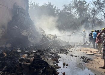 Αεροπορική τραγωδία στην Ινδία: To αεροσκάφος συνετρίβη πάνω σε ξενώνα γιατρών