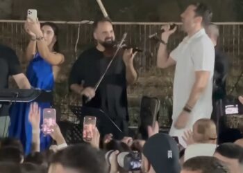 Κωνσταντίνος Αργυρός: Πήγε σε πανηγύρι στην Τήνο και ξεσήκωσε το κοινό τραγουδώντας νησιώτικα