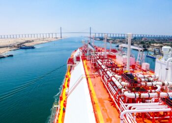 Ναυτιλία: Χαμόγελα στο Σουέζ – Αβεβαιότητα στα Στενά του Ορμούζ