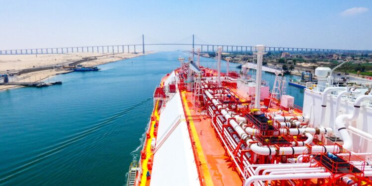 Ναυτιλία: Χαμόγελα στο Σουέζ – Αβεβαιότητα στα Στενά του Ορμούζ