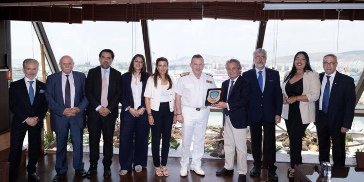 Γεύμα εργασίας με τον αρχηγό του Λ.Σ.-ΕΛ.ΑΚΤ.